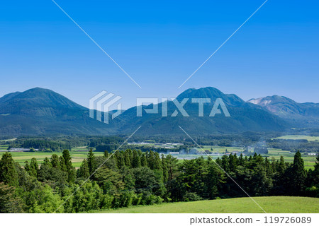 Fresh greenery on the Handa Plateau and the Tokuju Mountains Fresh greenery on the Handa Plateau and the Tokuju Mountains 119726089