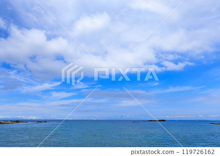 沿海小島左邊的地平線上可以看到富士山,右邊的海角尖海岸可以看到江之島,2024年神奈川縣三浦市。 沿海小島左邊的地平線上可以看到富士山,右邊的海角尖海岸可以看到江之島,2024年神奈川縣三浦市。 119726162