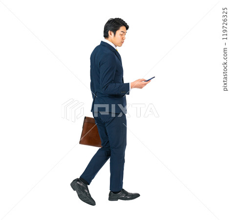 A young male business person walking while looking at his smartphone. A transparent full-body photo PNG precisely cut by hand 119726325