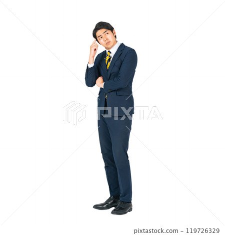 PNG思考年輕男性商人-透明背景的全身照片，手工精確剪裁 119726329