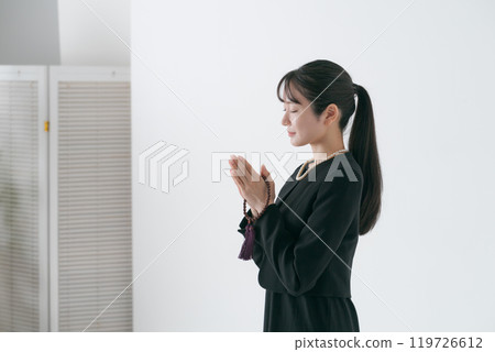 一個女人在哀悼衣服牽手 一個女人在哀悼衣服牽手 119726612