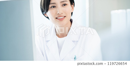 白色的一位女士 119726654