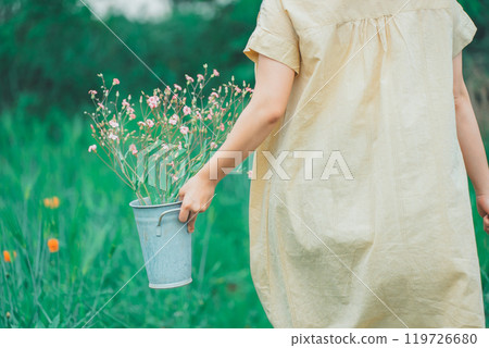 在花卉農場採摘鮮花 119726680