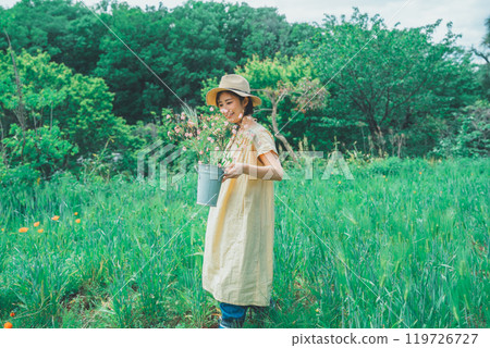 在花卉農場採摘鮮花 119726727