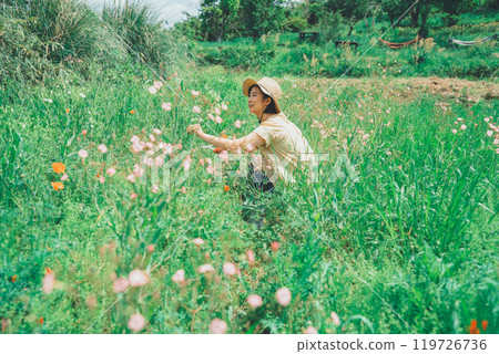 在花卉農場採摘鮮花 在花卉農場採摘鮮花 119726736