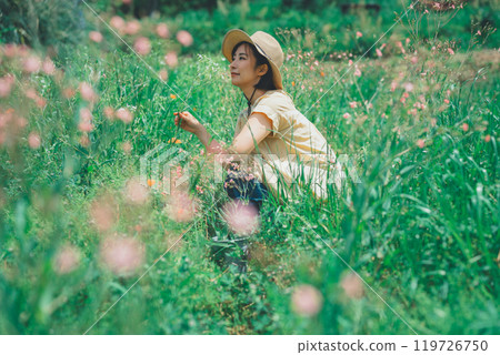 在花卉農場採摘鮮花 119726750