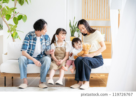 四個人在客廳裡放鬆 119726767