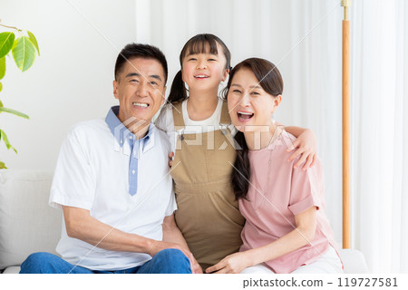 Grandparents and grandchildren relaxing in the living room 119727581