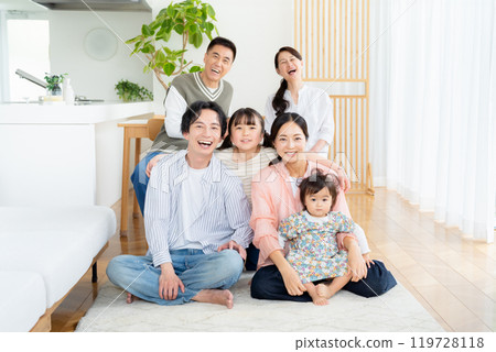 三代家庭在客廳放鬆 119728118