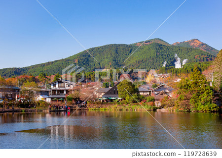 Autumn leaves of Yufuin gold scale lake 119728639