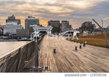 Yokohama city evening view: View of the wooden deck of "Kujira no Senaka" [Yokohama City, Kanagawa Prefecture] 119729138