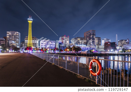 橫濱的城市夜景 - 從山下碼頭看到的燈火通明的城市和海洋塔[神奈川縣橫濱市] 119729147