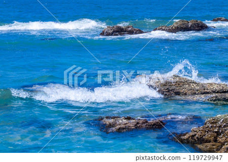 珊瑚礁和波浪飛濺 珊瑚礁和波浪飛濺 119729947