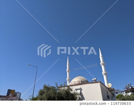 View of the minarets of the mosque and the blue sky 119730633