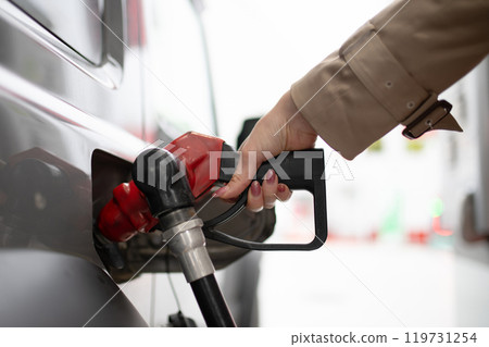 女人在加油站用手加油 119731254