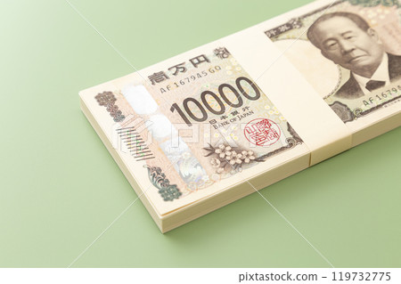 綠色背景上的一疊 10,000 日元鈔票 綠色背景上的一疊 10,000 日元鈔票 119732775