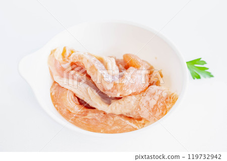 調味雞胸肉塗上馬鈴薯澱粉 調味雞胸肉塗上馬鈴薯澱粉 119732942