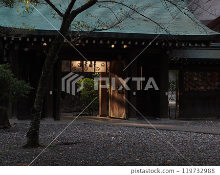 The gate on the west approach to Yamauchi Shrine (the door and curtain of the west shrine gate bathed in the setting sun, seen from the east) The gate on the west approach to Yamauchi Shrine (the door and curtain of the west shrine gate bathed in the setting sun, seen from the east) 119732988