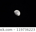 月亮漂浮在夜空中 119736223