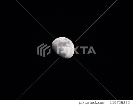 月亮漂浮在夜空中 119736223