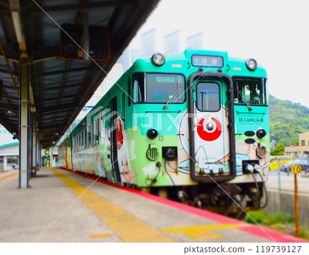 The Medama Oyaji train stops at a station 119739127