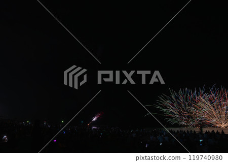 Colorful underwater starburst fireworks spread out in a fan shape over Suruga Bay at Sagara Sun Beach (Shizuoka Prefecture) Colorful underwater starburst fireworks spread out in a fan shape over Suruga Bay at Sagara Sun Beach (Shizuoka Prefecture) 119740980