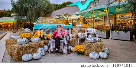 Girl and retro car Chaika GAZ-14. In Odessa, near the restaurant Chaika, there is a retro car for photo sessions. The Gorky Automobile Plant produced Chaika GAZ-14 1985-1988. 119741015