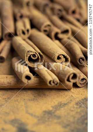 whole spice cinnamon and powdered cinnamon on the table 119745747
