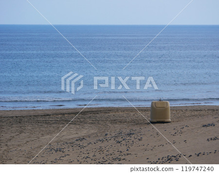 Garbage container on the beach of Gran Canaria. The concept of cleanliness, ecology and environmental care Garbage container on the beach of Gran Canaria. The concept of cleanliness, ecology and environmental care 119747240