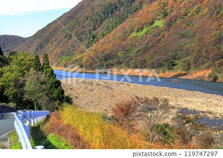 A boat ride down the Mogami River through the autumn leaves 119747297