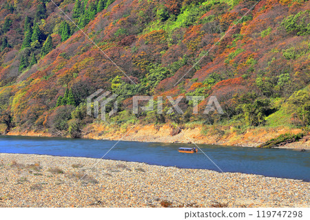 A boat ride down the Mogami River through the autumn leaves 119747298