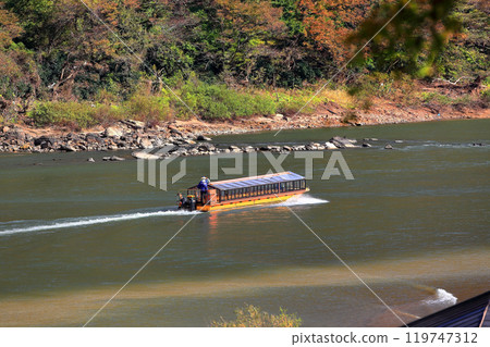 A boat ride down the Mogami River through the autumn leaves 119747312