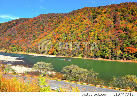 A boat ride down the Mogami River through the autumn leaves 119747315