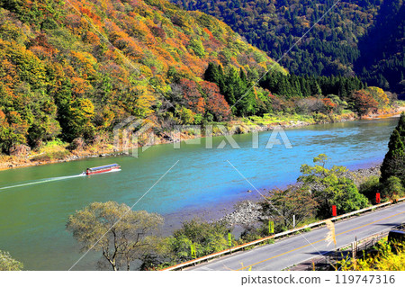 A boat ride down the Mogami River through the autumn leaves 119747316