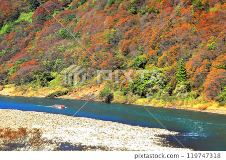 A boat ride down the Mogami River through the autumn leaves 119747318