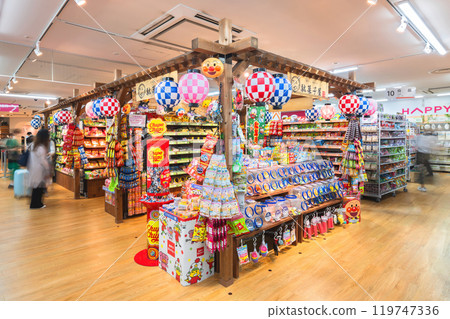 [國內] 百貨公司內販售兒童玩具及廉價糖果的糖果店。 119747336