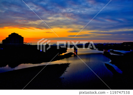 從登人玉川水道橋看到的小田急線日出景色 從登人玉川水道橋看到的小田急線日出景色 119747538