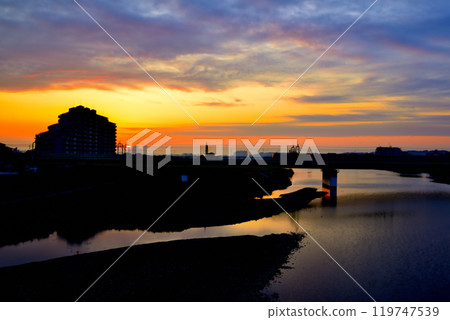 從登人玉川水道橋看到的小田急線日出景色 119747539