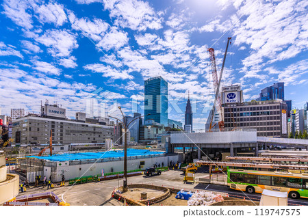日本東京城市景觀新宿車站和西出口的重建。右側:京王新宿站、京王百貨 = 10 月 21 日 日本東京城市景觀新宿車站和西出口的重建。右側:京王新宿站、京王百貨 = 10 月 21 日 119747575