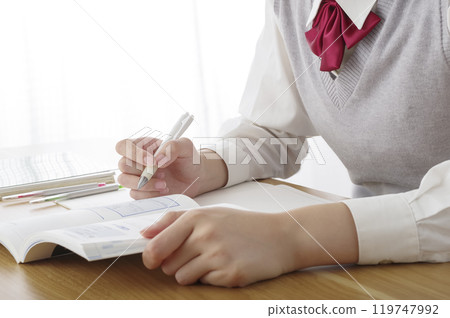 正在學習的女高中生（無臉） 119747992