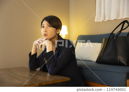 A living woman in the evening 119748001