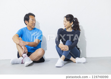 Middle-aged couple in sportswear 119748090