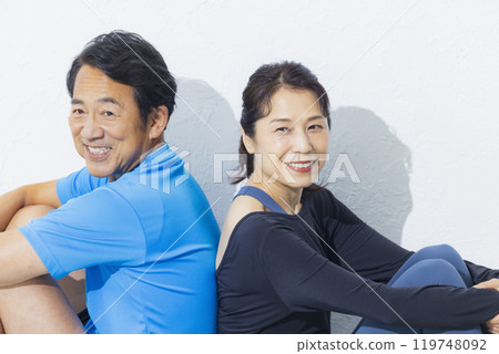 穿著運動服的中間夫婦 119748092