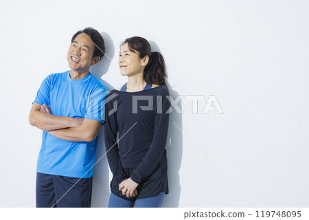 穿著運動服的中間夫婦 119748095