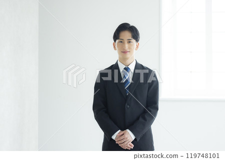 A young businessman 119748101