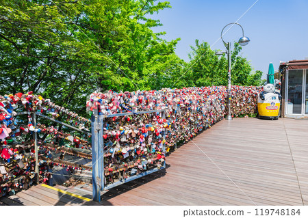Terrace at Namsan Park, Seoul 119748184