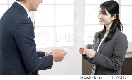 Business person to exchange business cards 119748974