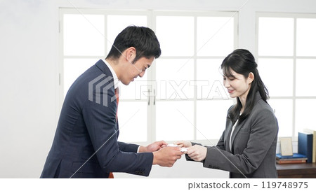 Business person to exchange business cards 119748975