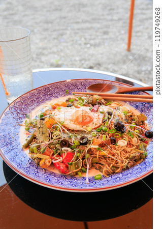 Mie goreng with plenty of summer vegetables and stylish lemon sour made with muddler, Araihama Beach, Miura City, Kanagawa Prefecture 2024 119749268