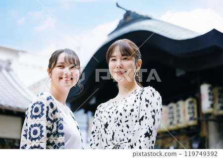 與朋友一起在大阪觀光的年輕女子 與朋友一起在大阪觀光的年輕女子 119749392